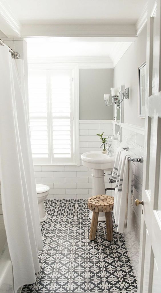 Bathroom floors in black and white