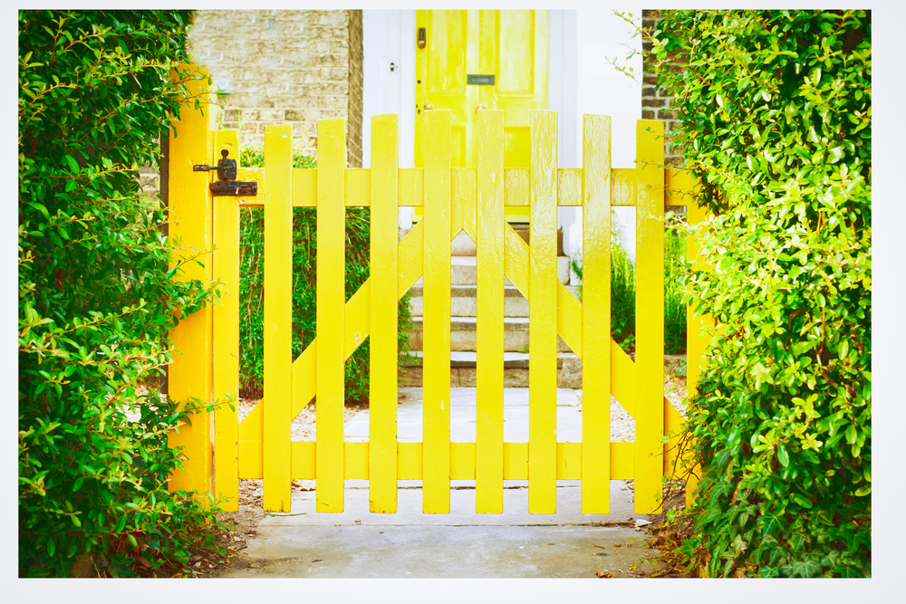 Gialle yellow lacquer gate