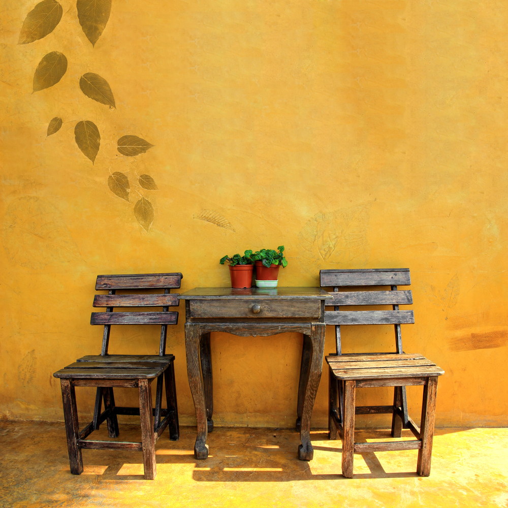 Badigeon with warm colors and hot lime chairs