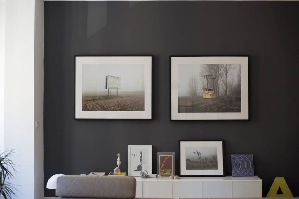 Frame of minimalist décori