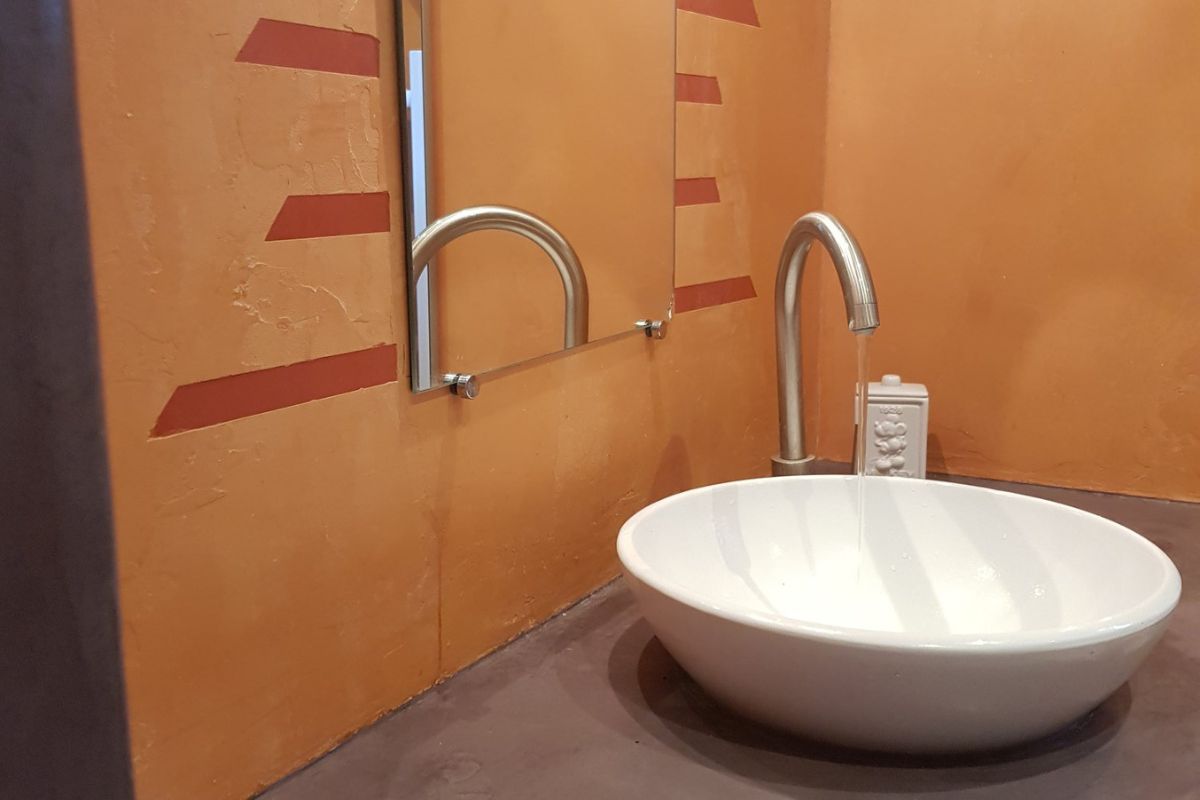 Tadelakt bathroom surface