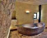 Bathtub in cemented concrete: advantages and disadvantages